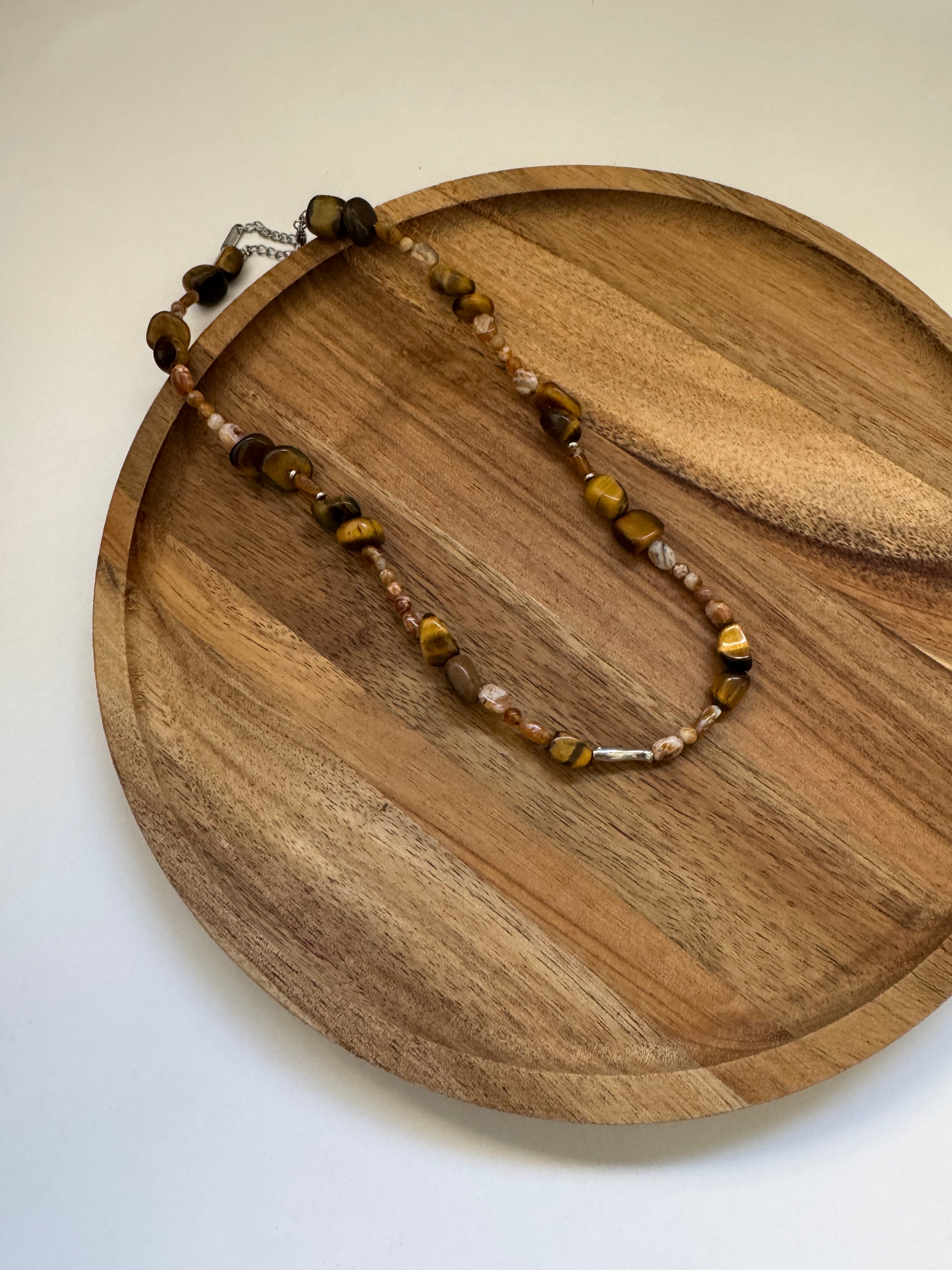 שרשרת אבנים חום