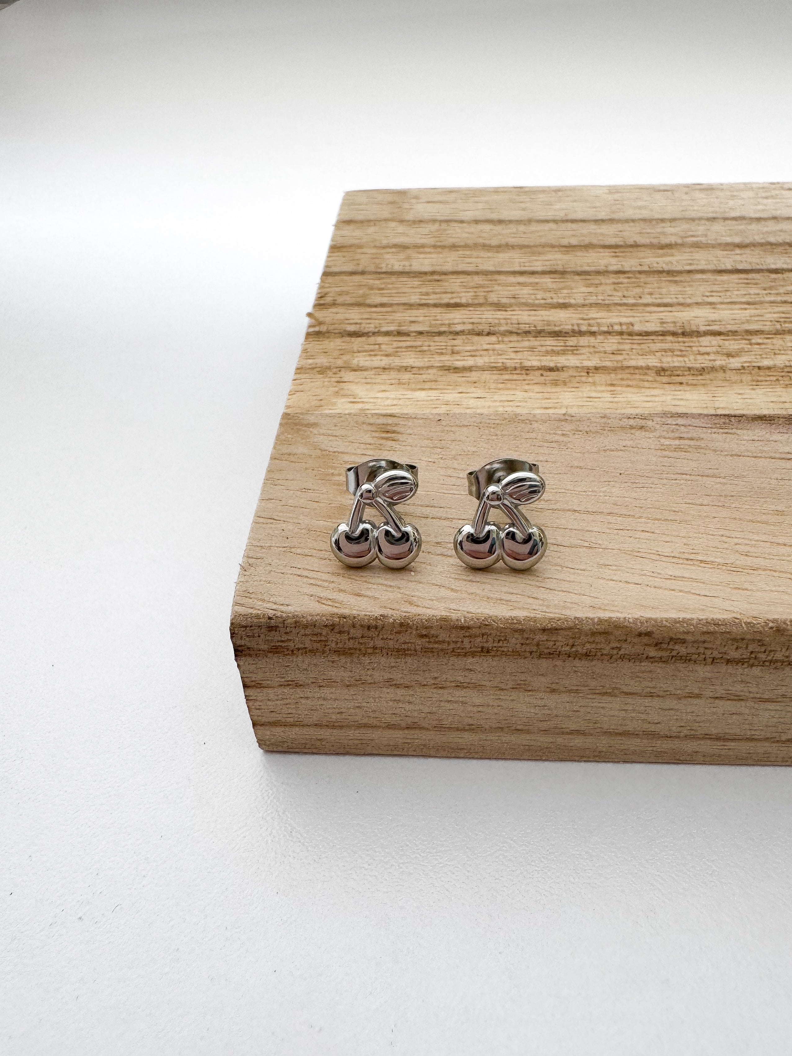 עגילי דובדבן