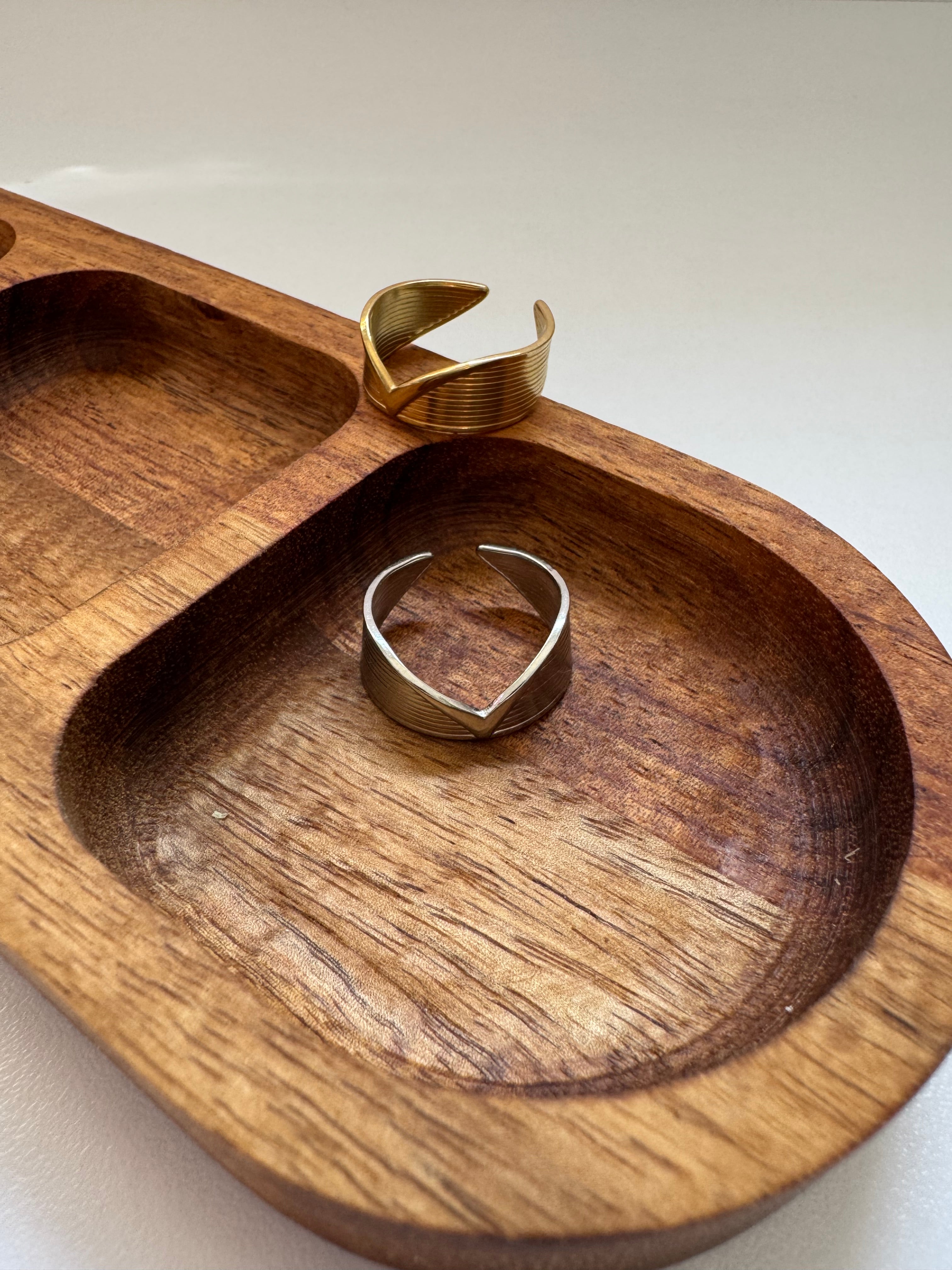 טבעת וי עבה