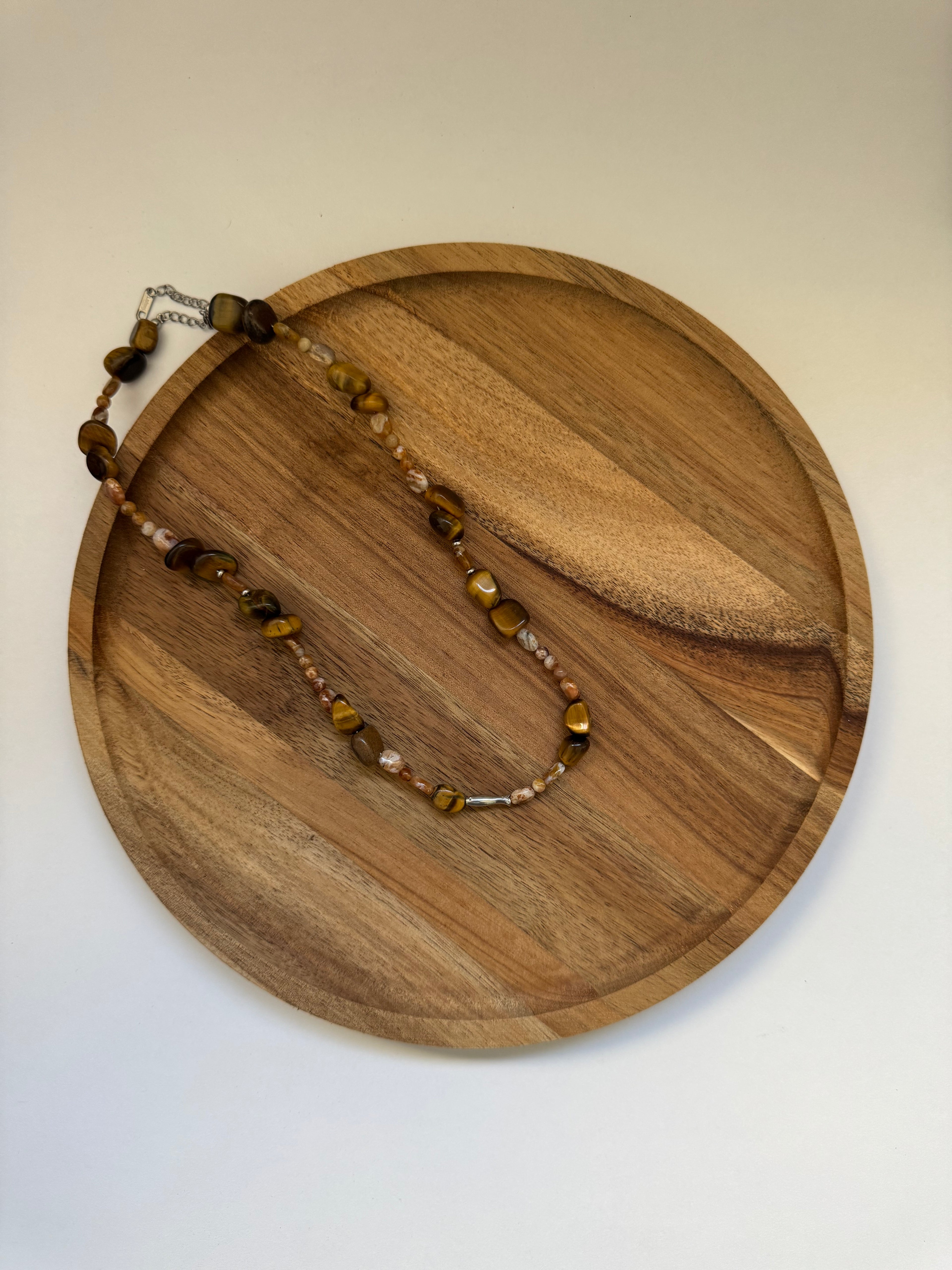 שרשרת אבנים חום