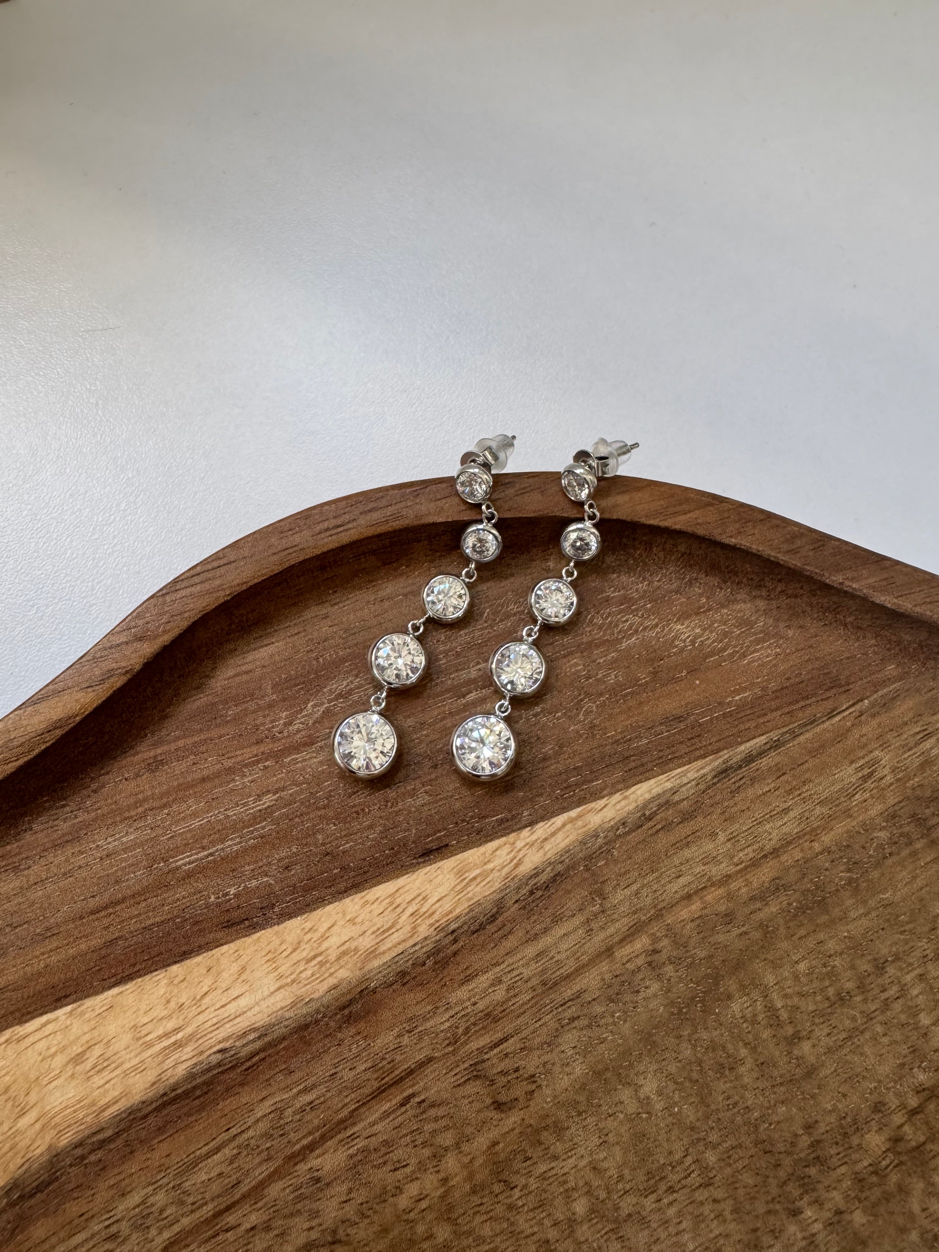 עגילי זירקונים נופלים