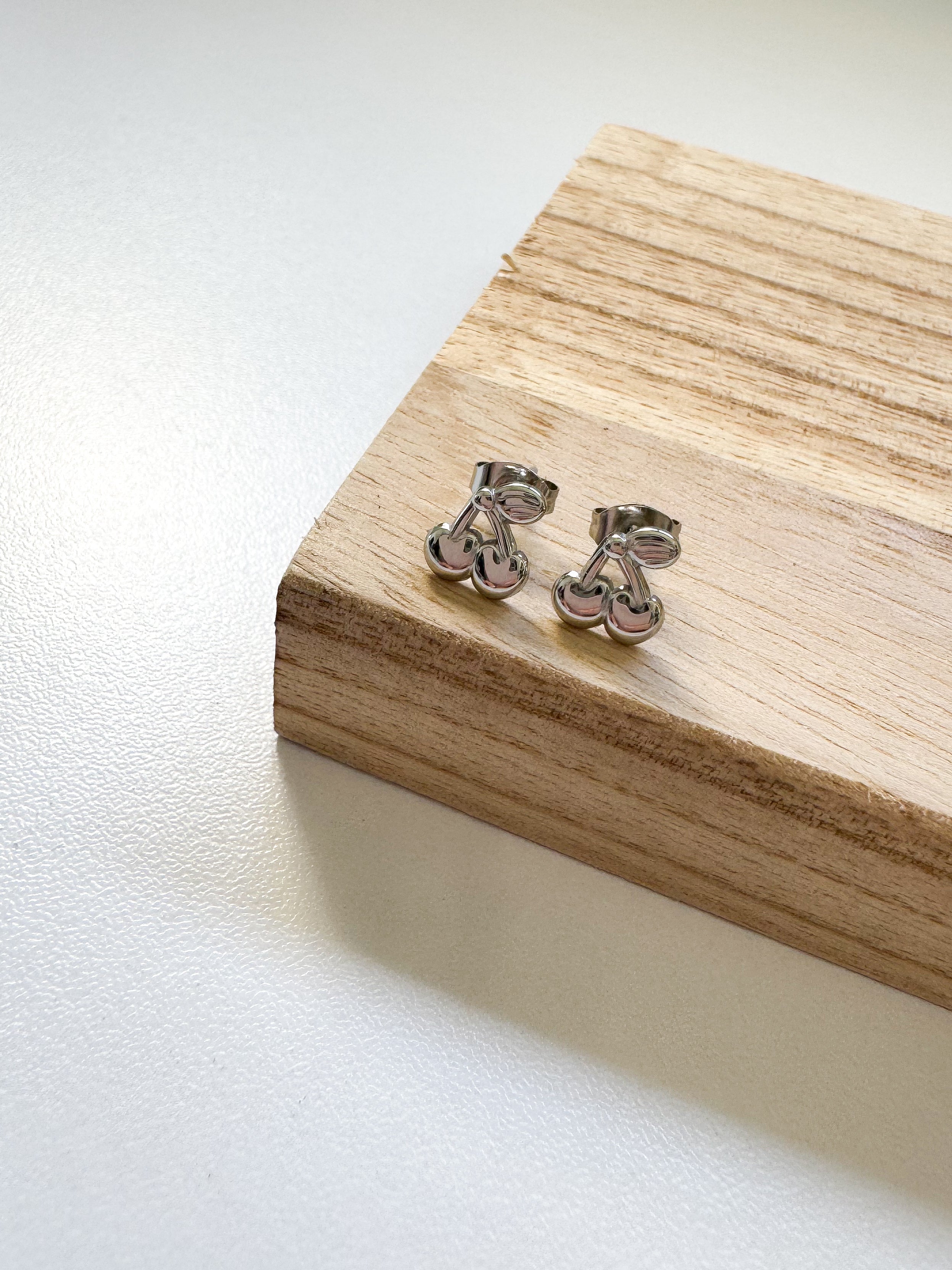 עגילי דובדבן