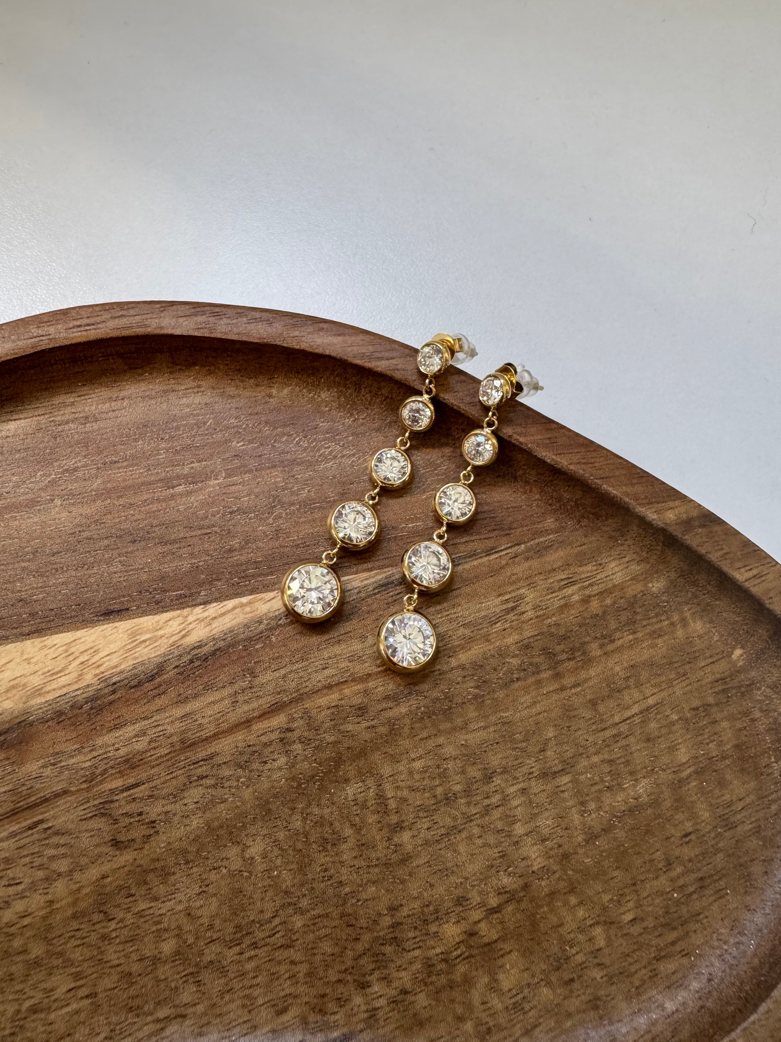 עגילי זירקונים נופלים