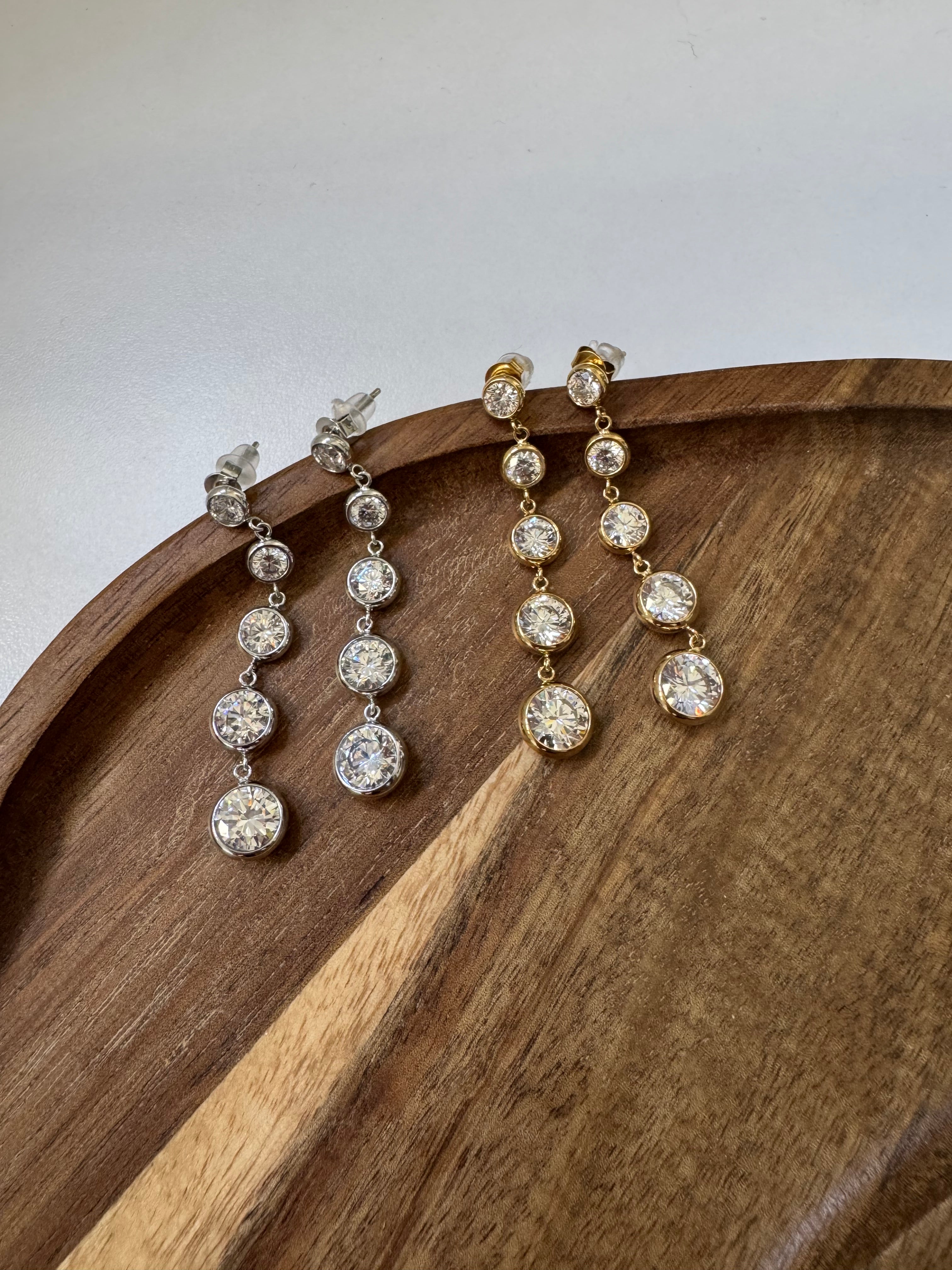 עגילי זירקונים נופלים