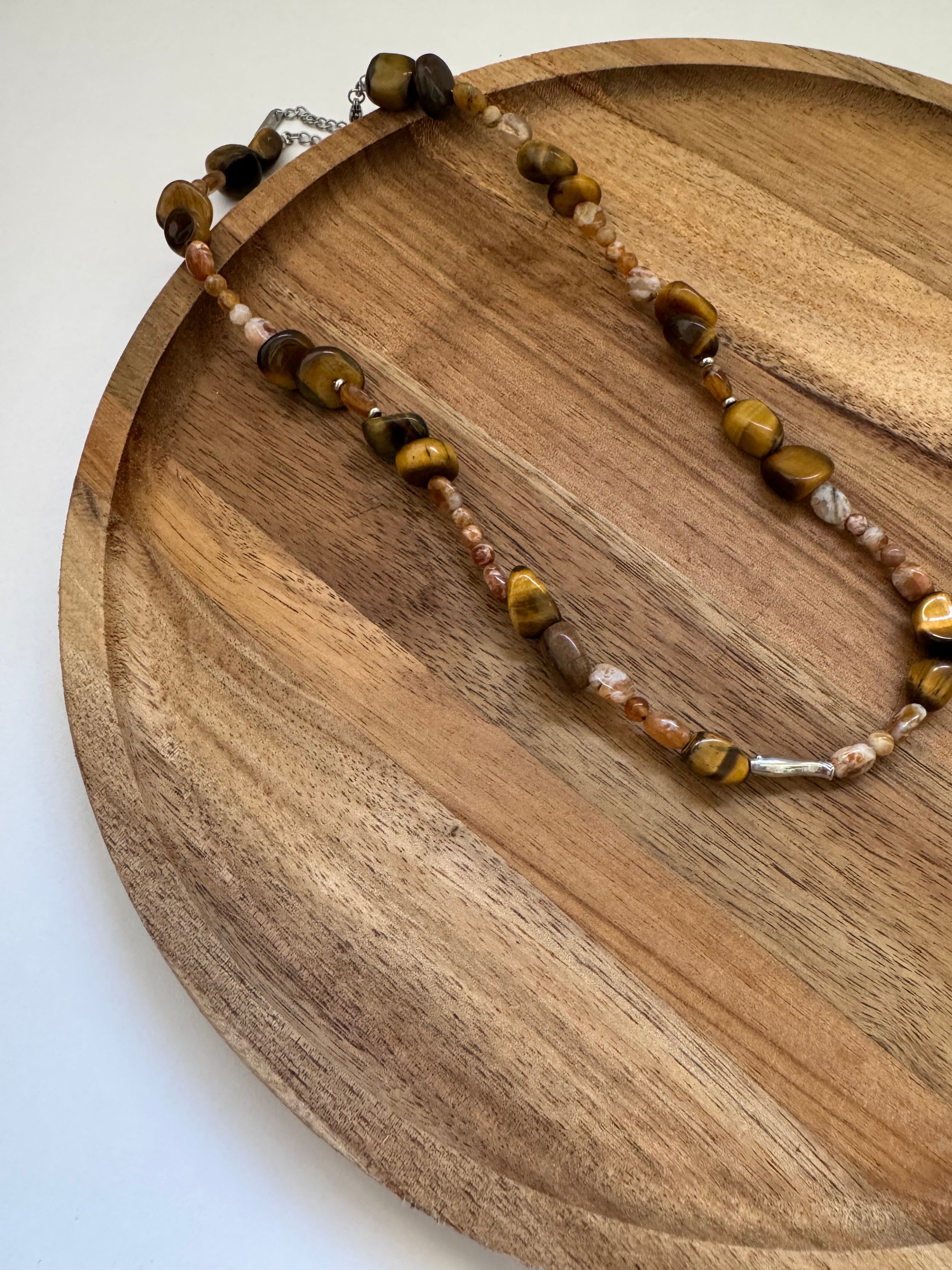 שרשרת אבנים חום